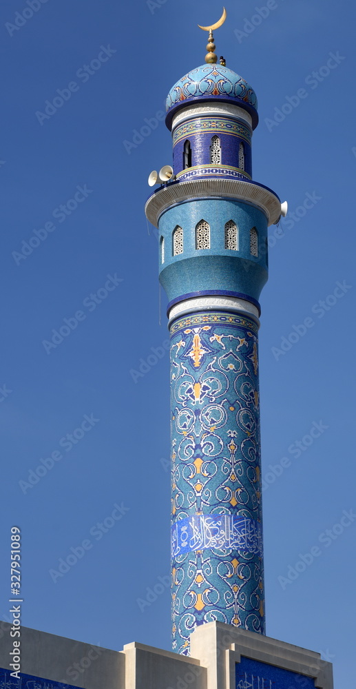 Blaues Minarett der Al-Lawatia Moschee vor strahlend blauem Himmel