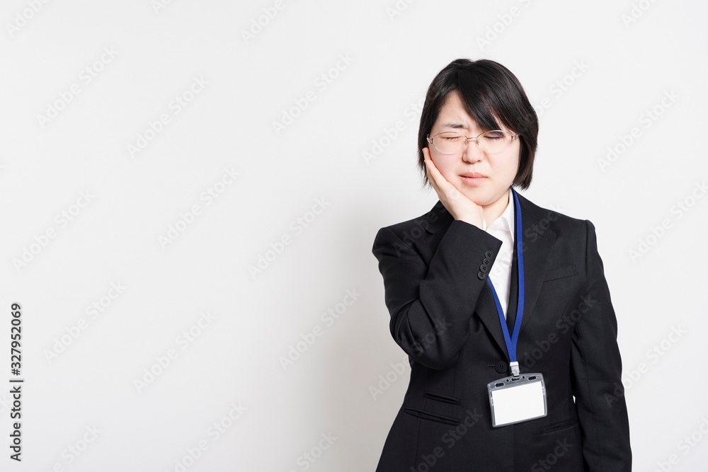 ほっぺたに手を当てる歯が痛い女性