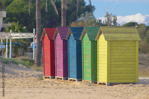 Casetas de colores en la playa