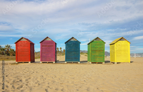 Casetas de colores en la playa © Bentor