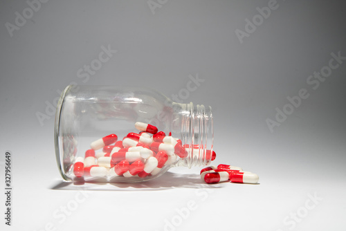 bote de píldoras sobre fondo blanco photo