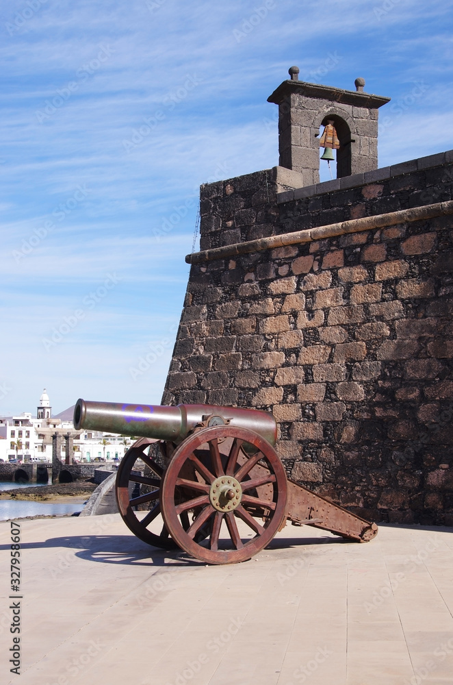 Obraz premium cannon by the Castillo de San Gabriel, Arrecife, Lanzarote, Canary Islands