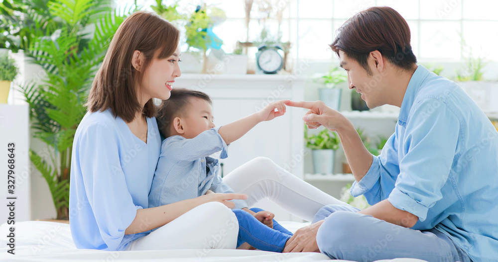 Obraz premium Young parent play with child