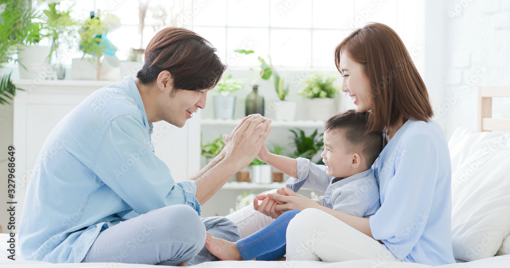 Obraz premium Young parent play with child