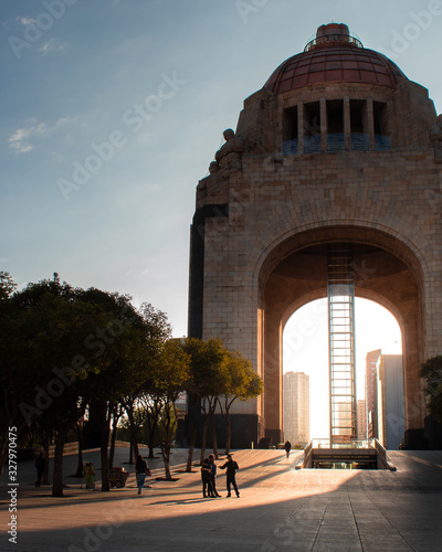Luz y sombras del amanecer en el Monumento a la Revolución Ciudad de Mexico