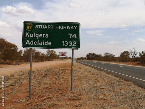 Photos Strassenschild Kulgera, Adelaide am Stuart Highway, Australien