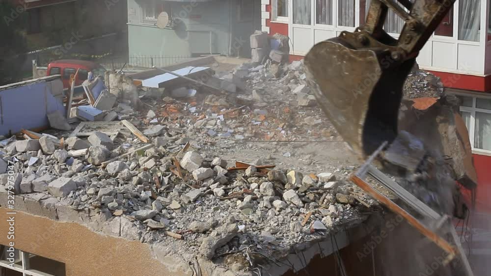 Vidéo Stock Dust generated when moving demolition material without