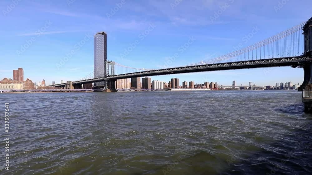 ブルックリンブリッジパークから見たマンハッタンブリッジ StockVideo Adobe Stock