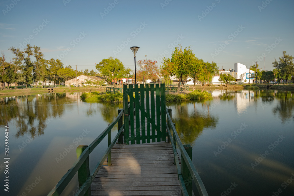 Fototapeta premium Pequeño Puente que atraviesa laguna, saens peña, chaco, argentina