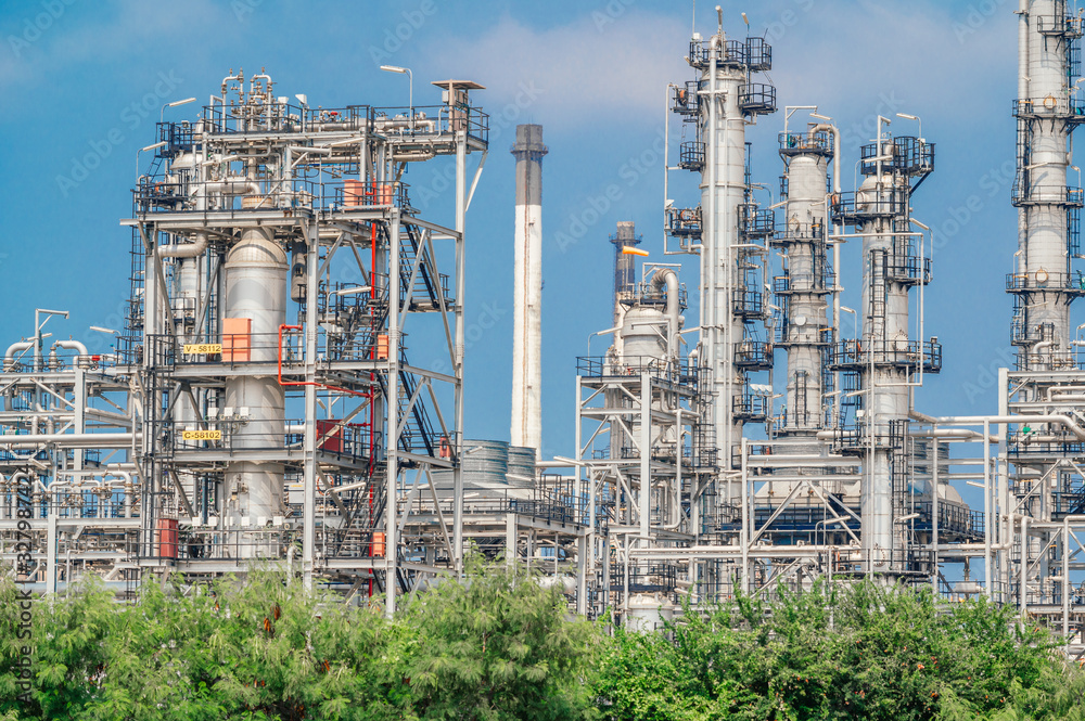 Obraz premium Industrial zone,The equipment of oil refining,Close-up of industrial pipelines of an oil-refinery plant,Detail of oil pipeline with valves in large oil refinery.