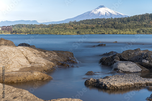 larga exposición del lago Villarrica junto al volcán 