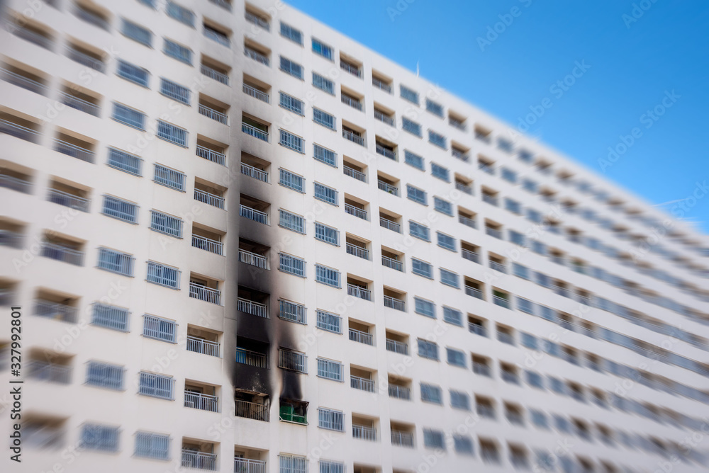 Fototapeta premium 高層マンションの火災現場