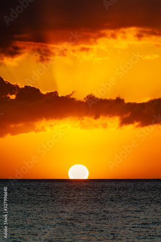 Fototapeta Naklejka Na Ścianę i Meble -  Perfect Hawaii Sunset with full sun on horizon