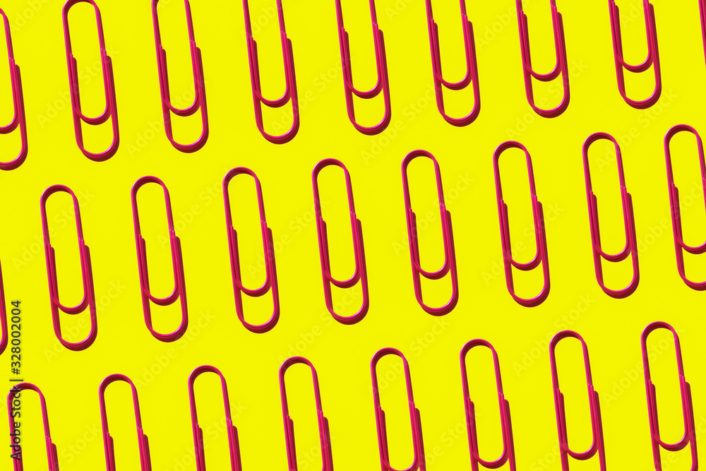 Obraz premium pink paper clips on yellow background