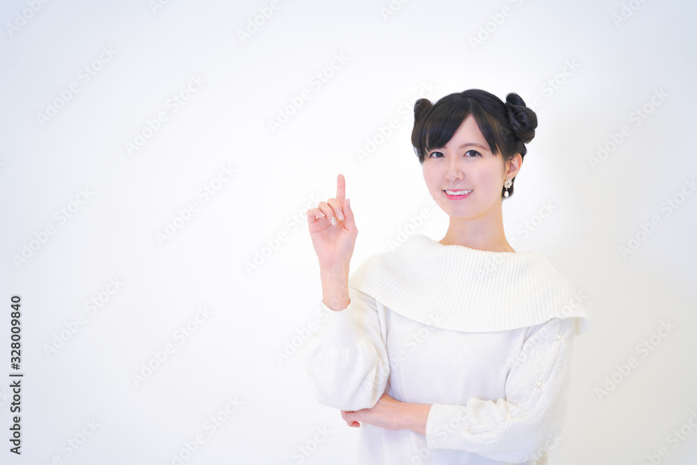 白バック 指を指す女性 白バック 指を指す女性
