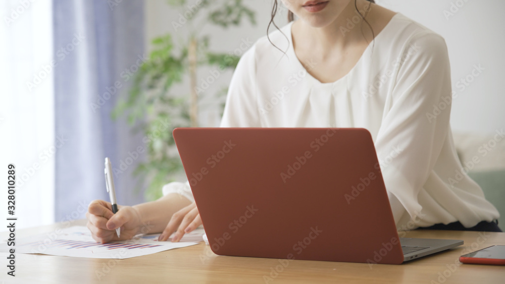 テレワークをする若い女性 テレワークをする若い女性