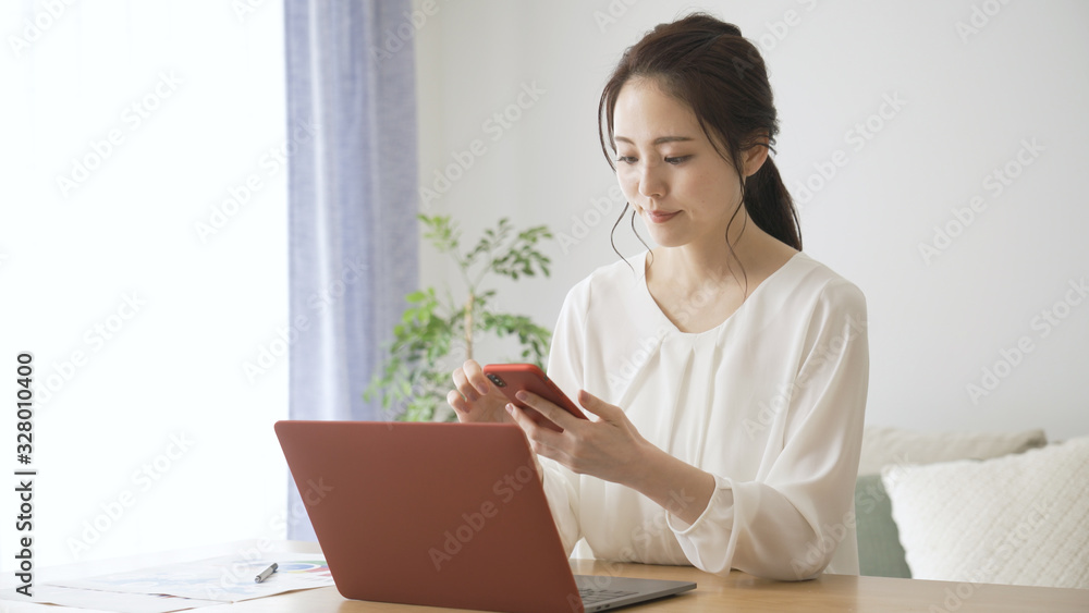 テレワークをする若い女性	