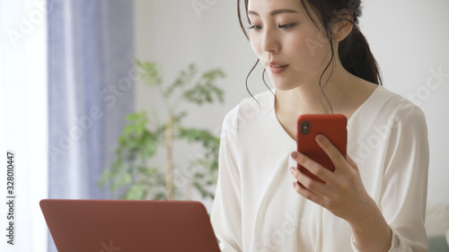 Obraz w ramie テレワークをする若い女性 