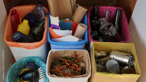 Foto Household bins for waste sorting in the kitchen