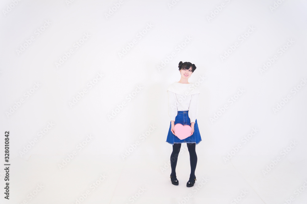 バレンタイン ハートを持つ女性 全身 バレンタイン ハートを持つ女性 全身
