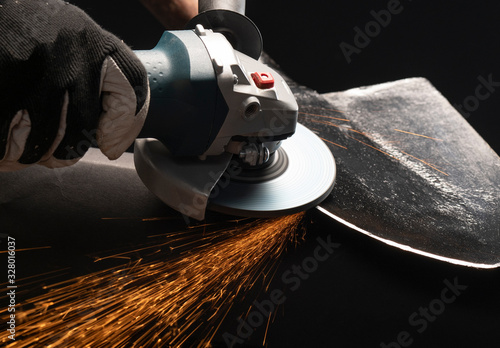 Photos Sharpening garden shovel blade with electric angle grinder