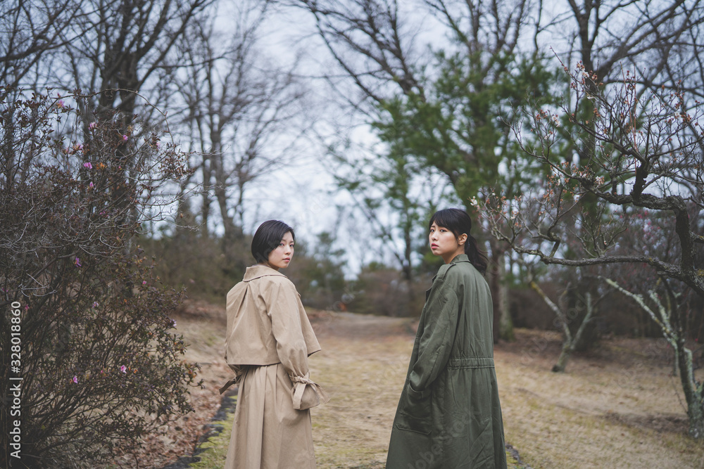 梅と女性 梅と女性