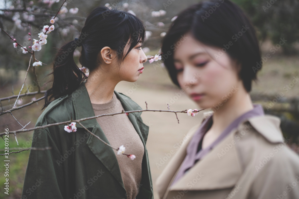 梅と女性