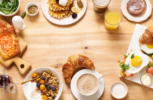 Obraz na plátně Overhead shot of brunch menu on wooden table with copy space