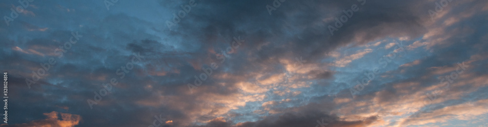 Panorama de ciel bleu et nuages coloré gris rose au coucher du soleil