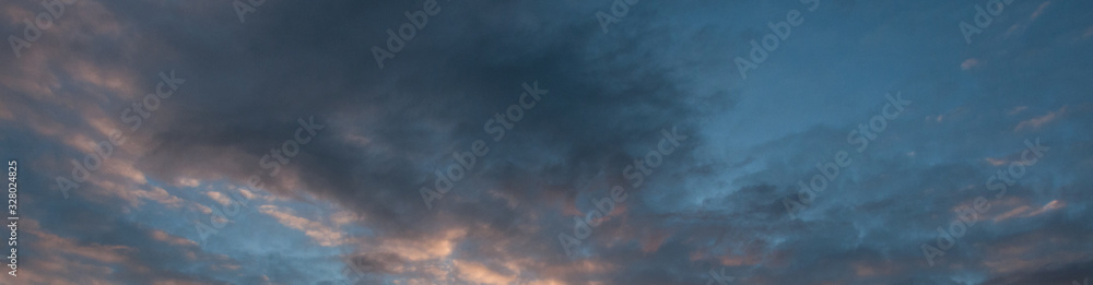 Panorama de ciel bleu et dégradé de nuages coloré gris rose au coucher du soleil
