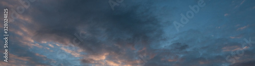 Panorama de ciel bleu et dégradé de nuages coloré gris rose au coucher du soleil