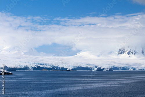 Fototapeta Naklejka Na Ścianę i Meble -  The coasts of the Anvers Island in the Antarctic Peninsula, Antarctica