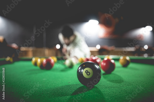 Table de billard dans un bar - 8 ball photo