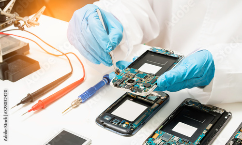 Cuadro en lienzo Electronic technician repair faulty mobile phone in electronic smartphone techno