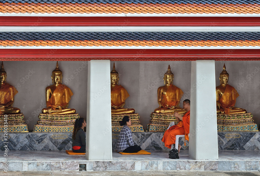 Φωτογραφία BANGKOK, THAILAND The worship of monks And the blessings of the people in front