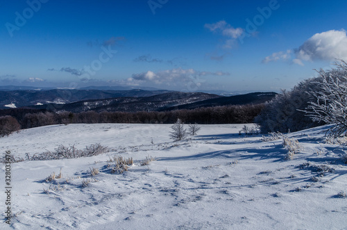 Zimowa panorama z połoniny Wetlińskiej Bieszczady