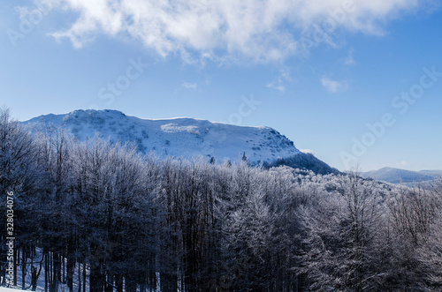 Połonina wetlińska Bieszczady w zimowej szacie 