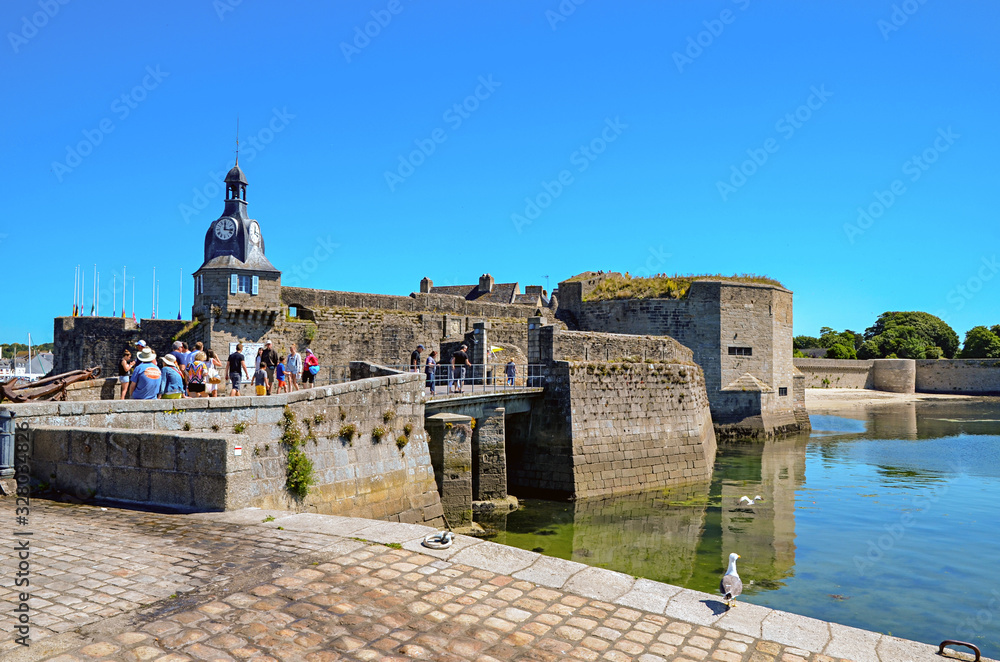 Φωτογραφία Concarneau's Harbour and its Medieval part Ville Close which is a walled town on a long island in the centre of the harbour