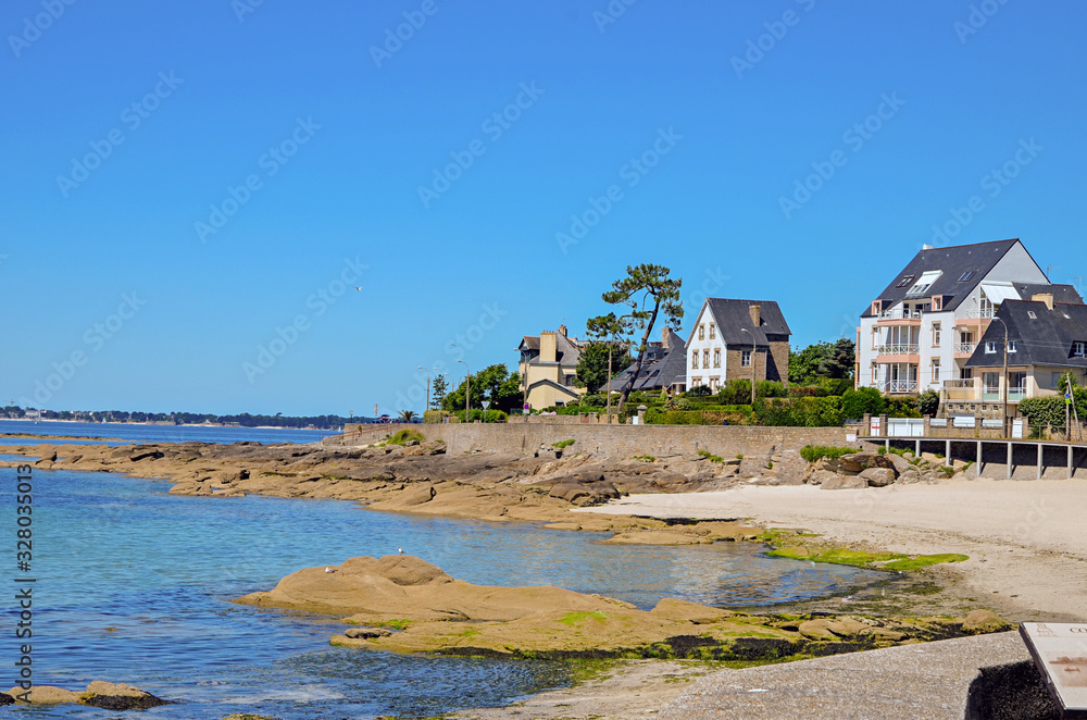 Φωτογραφία Concarneau's Harbour and its Medieval part Ville Close which is a walled town on a long island in the centre of the harbour