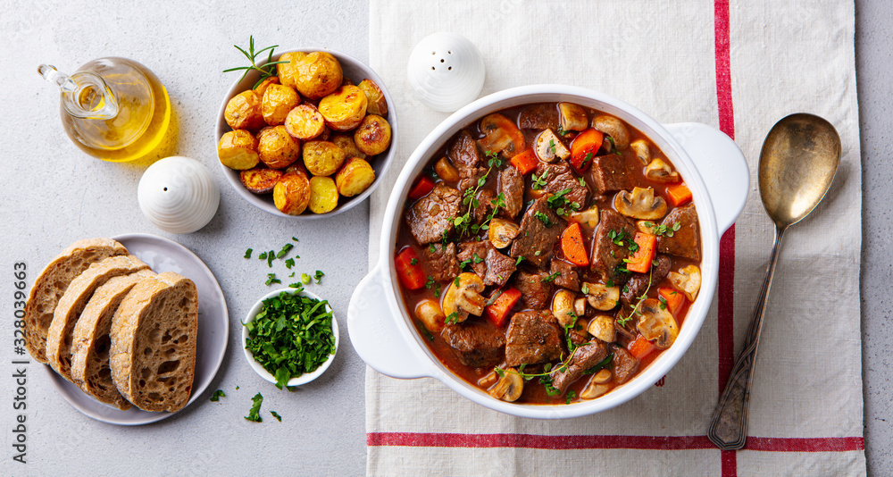 Foto Beef bourguignon stew with vegetables. Grey background. Top view.