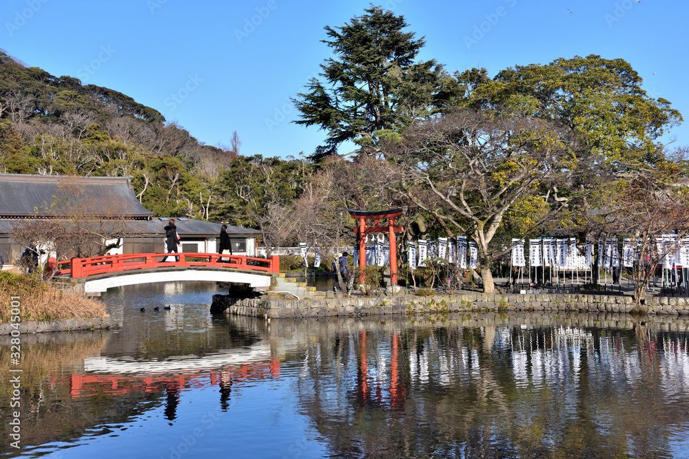 鎌倉鶴岡八幡宮の池に反射する弁天社ののぼり