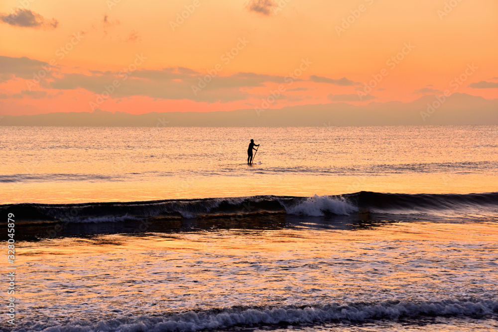 Fototapeta premium 夕日が沈む材木座海岸