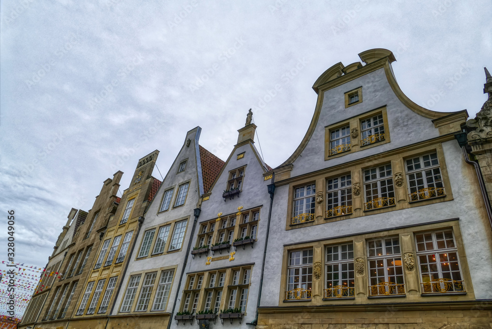 Fototapeta premium Historische Häuserzeile in der Altstadt von Münster
