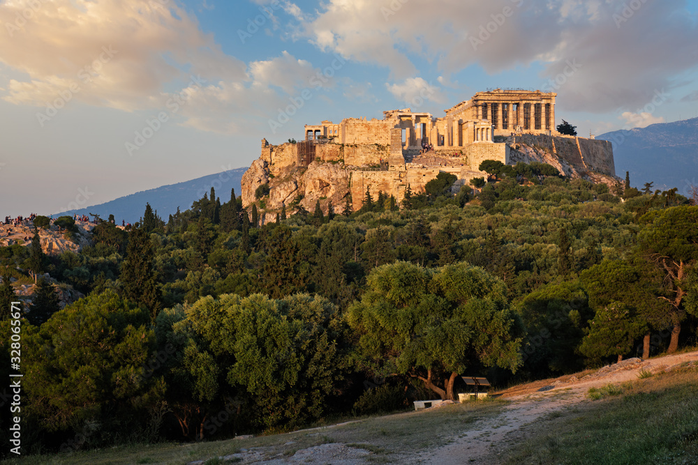 Fototapeta premium Iconic Parthenon Temple at the Acropolis of Athens, Greece