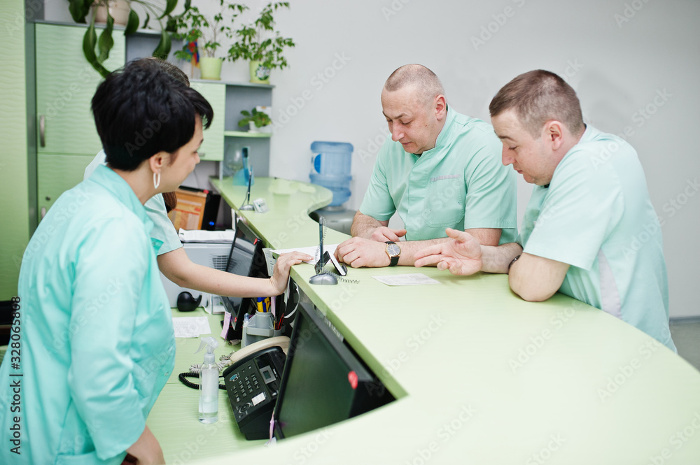 Obraz premium Medical theme. Group of doctors meeting at reception of diagnostic center in hospital.