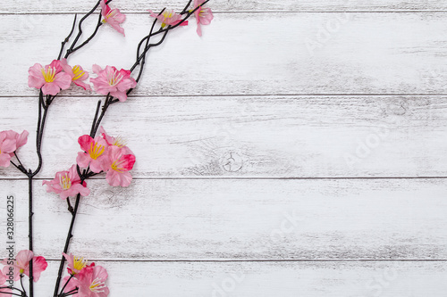 桜の花と白い木の板の背景