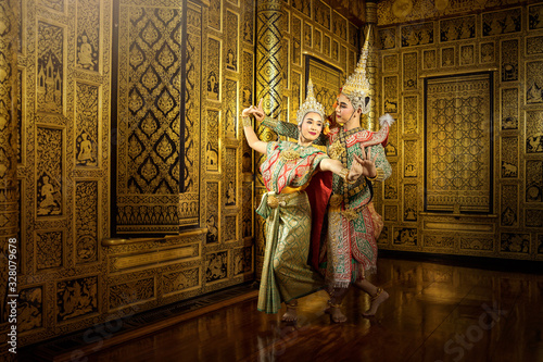Foto Art culture Thailand Dancing in masked khon Benjakaj and Hanuman  in literature amayana,thailand culture Khon,Thailand