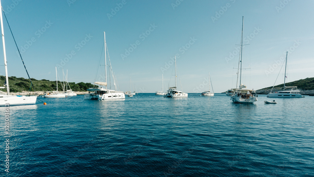 Obraz premium Ships in the harbor. Sailing, yachting and summer vacation concept.