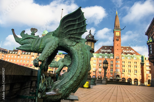 Foto Bronze chimera Dragon figures statues in front of the Copenhagen City Hall, Denmark