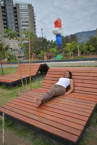 Mujer morena latina haciendo ejercicios de yoga photo